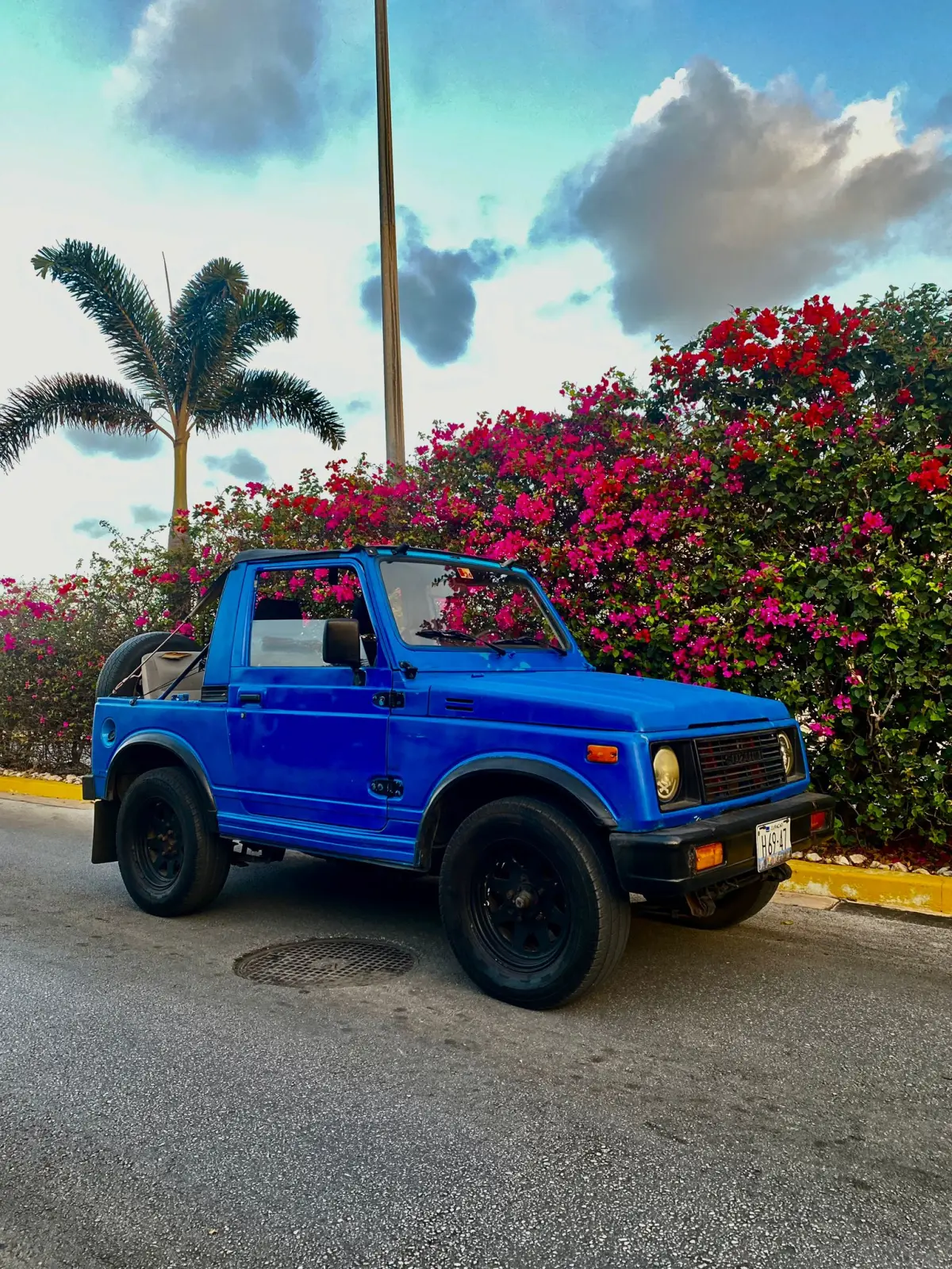 Awa — ocean-blue Suzuki Samurai open-top jeep for rent in Curaçao